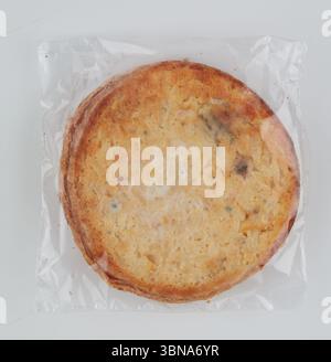 Pain gâté et moisi fond de nature isolé avec chemin de découpage Banque D'Images