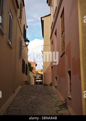 Scène de rue tranquille dans le quartier Plaka d'Athènes montrant l'architecture grecque traditionnelle et le calme estival. Banque D'Images