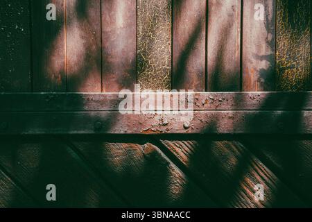 Détails des vieux matériaux de porte de garage, structure, composition abstraite. Banque D'Images