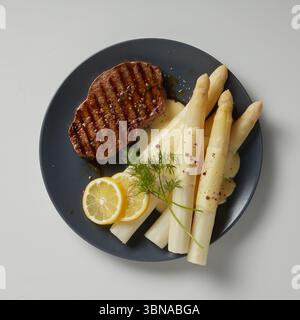 Steak aux asperges fond de nature isolé avec chemin de coupe Banque D'Images