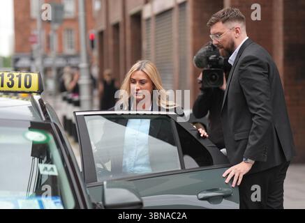 Nikita Hand, également connue sous le nom de Nikita ni Laimhin, quitte la Cour d'appel de Dublin où Conor McGregor fait appel d'une décision dans une affaire civile dans laquelle une femme l'a accusé de l'avoir violée. Date de la photo : mardi 1er juillet 2025. Banque D'Images