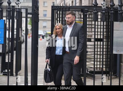 Nikita Hand, également connue sous le nom de Nikita ni Laimhin, quitte la Cour d'appel de Dublin où Conor McGregor fait appel d'une décision dans une affaire civile dans laquelle une femme l'a accusé de l'avoir violée. Date de la photo : mardi 1er juillet 2025. Banque D'Images