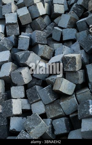 Pile de cubes de pierre découpés grossièrement Banque D'Images