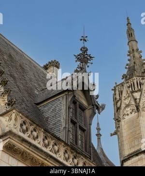 Détail du toit du palais Jacques coeur à Bourges, en France, l'un des exemples les plus marquants de l'architecture civile française du XVe siècle. Banque D'Images