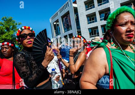 Amsterdam, pays-Bas. 01 juillet 2025. Des femmes surinamaises sont vues poser pour les caméras. Le 1er juillet 1863 marque la fin de l’esclavage pour les Surinamais. Ce défilé fait partie du festival 'Keti Koti' ('chaînes brisées' en Surinamais), qui est ouvert par un défilé coloré en vêtements traditionnels appelé Bigi Spikri. Crédit : SOPA images Limited/Alamy Live News Banque D'Images