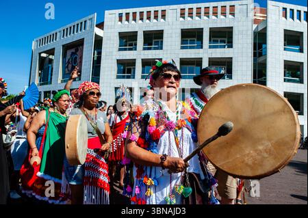 Amsterdam, pays-Bas. 01 juillet 2025. Les Surinamais jouent des instruments traditionnels. Le 1er juillet 1863 marque la fin de l’esclavage pour les Surinamais. Ce défilé fait partie du festival 'Keti Koti' ('chaînes brisées' en Surinamais), qui est ouvert par un défilé coloré en vêtements traditionnels appelé Bigi Spikri. Crédit : SOPA images Limited/Alamy Live News Banque D'Images