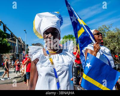Amsterdam, pays-Bas. 01 juillet 2025. Une surinamaise vue poser pour les médias. Le 1er juillet 1863 marque la fin de l’esclavage pour les Surinamais. Ce défilé fait partie du festival 'Keti Koti' ('chaînes brisées' en Surinamais), qui est ouvert par un défilé coloré en vêtements traditionnels appelé Bigi Spikri. Crédit : SOPA images Limited/Alamy Live News Banque D'Images