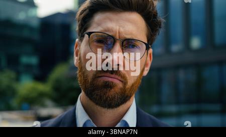 Portrait triste échec bouleversé fatigué épuisé homme caucasien stressé homme d'affaires homme d'affaires homme homme gestionnaire employeur entrepreneur patron chef dans la ville Banque D'Images