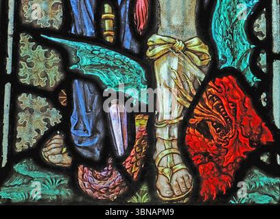Détail d'un vitrail représentant St George vainquant le dragon, St george et le dragon Banque D'Images