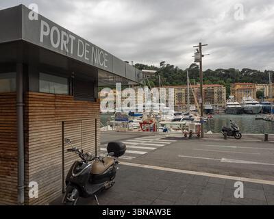 NICE, FRANCE - 28 MAI 2018 : vue sur le port de Port de Nice avec panneau Banque D'Images