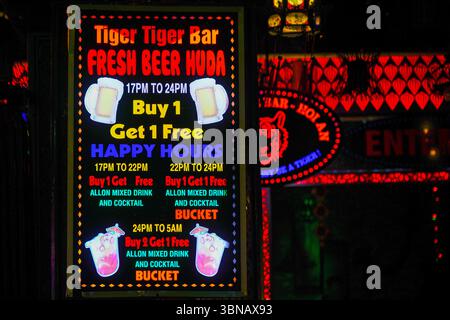 Hoi an, Vietnam-18 mars 2025 : enseigne lumineuse au néon devant le Tiger Bar à Hoi an, une Happy Hour publicitaire propose de la bière fraîche et des cocktails toute la nuit Banque D'Images