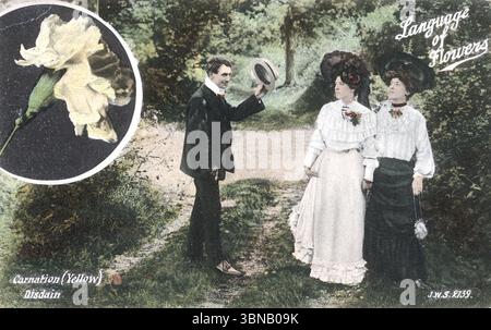 Un homme donne son chapeau à deux femmes dans un jardin, toutes habillées à la mode édouardienne. Ci-dessus, « langue des fleurs » est inscrit à côté d’un œillet jaune étiqueté « dédain ». La carte postale (JWS 8139) mêle rituel social et symbolisme floral dans un tableau théâtral mis en scène. D'après une carte postale originale publiée par Joseph Welch and sons of Portsmouth, vers 1905. Banque D'Images