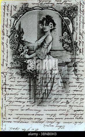 Une carte postale romantique de la fin du XIXe siècle représente une femme dans une robe fluide à côté d'une balustrade en pierre ornée de fleurs. Des bordures florales ornées encadrent la scène. L’écriture cursive diagonale superpose l’image, mêlant correspondance personnelle et illustration décorative – une caractéristique de la culture visuelle sentimentale de la belle époque. Banque D'Images
