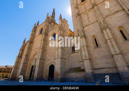 Vue extérieure de la cathédrale notre-Dame de l'Assomption et de Saint Fructus, cathédrale catholique romaine située dans la ville espagnole de Ségovie, Banque D'Images