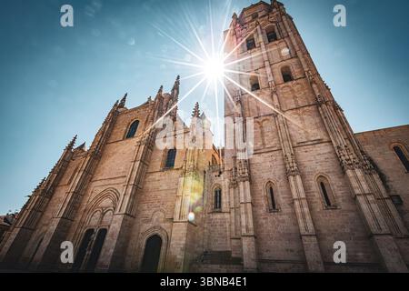 Vue extérieure de la cathédrale notre-Dame de l'Assomption et de Saint Fructus, cathédrale catholique romaine située dans la ville espagnole de Ségovie, Banque D'Images