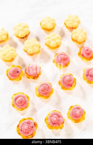 Sandwich biscuit Spritz citron avec crème au beurre à la canneberge Banque D'Images