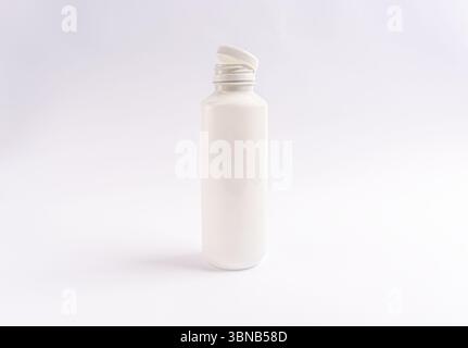 bouteille en plastique blanche avec couvercle ouvert sur fond blanc Banque D'Images