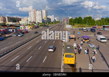 Kiev, Ukraine - 19 mai 2025 : vue aérienne de l'avenue Bazhana avec la circulation et les piétons près de la station de métro Kharkivska à Kiev, Ukraine pendant la journée Banque D'Images