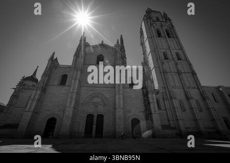 Vue extérieure de la cathédrale notre-Dame de l'Assomption et de Saint Fructus, cathédrale catholique romaine située dans la ville espagnole de Ségovie, Banque D'Images