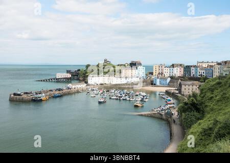 Bateaux amarrés dans le port de Tenby, Pembrokeshire, pays de Galles, Royaume-Uni Banque D'Images