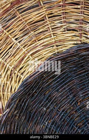 Gros plan de paniers magnifiquement tissés présentant un mélange de matériaux naturels. Les motifs complexes soulignent l'artisanat qualifié, avec des couleurs courues Banque D'Images