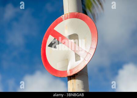 Panneau de signalisation indiquant qu'il est interdit de tourner à gauche. Signalisation de transport. Voie publique Banque D'Images