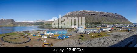 Vue panoramique sur Isafjordur et les montagnes enneigées en Islande le 7 juin 2025 Banque D'Images