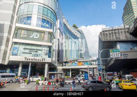 Centre commercial terminal 21, station Asok BTS Skytrain, Bangkok Thaïlande Banque D'Images