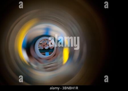 Réflexion abstraite dans un tuyau ou un tube en acier Banque D'Images