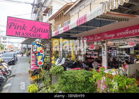 Service de massage Lotus rose avec une affiche de carton de massage des pieds, Hua Hin, Thaïlande Banque D'Images