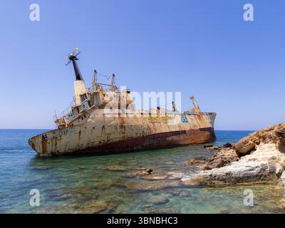 EDRO III était un cargo construit en 1966 par Kaldnes Mekaniske Verksted à Tønsberg en Norvège. Situé à Peyia, Chypre. vue paysage. Banque D'Images