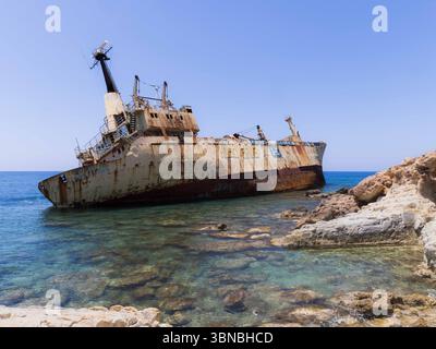 EDRO III était un cargo construit en 1966 par Kaldnes Mekaniske Verksted à Tønsberg en Norvège. Situé à Peyia, Chypre. vue paysage. montrant la mer Banque D'Images