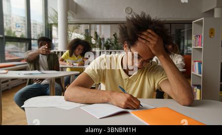 Université Bully lycée intimidation collège leçon de classe bouleversé afro-américain homme homme garçon étudiant souffrir rire moqué camarades de classe Banque D'Images