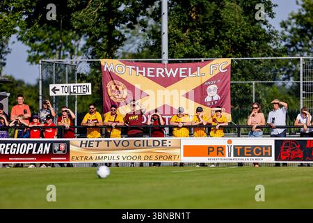 Beckum - supporters du Motherwell FC lors d'un match amical en préparation de la saison Keuken Kampioen Divisie 2025/2026. Le match se déroule entre le FC Twente et le Motherwell FC au Sportpark TVO le 1er juillet 2025 à Beckum, en Allemagne. (VK Sportphoto/Raymond Smit) Banque D'Images