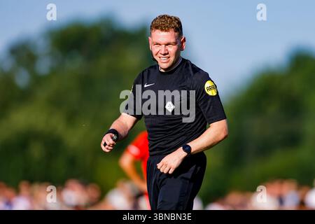 Beckum - arbitre Alex Bos lors d'un match amical en préparation de la saison Keuken Kampioen Divisie 2025/2026. Le match se déroule entre le FC Twente et le Motherwell FC au Sportpark TVO le 1er juillet 2025 à Beckum, en Allemagne. (VK Sportphoto/Raymond Smit) Banque D'Images