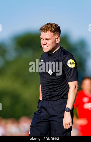 Beckum - arbitre Alex Bos lors d'un match amical en préparation de la saison Keuken Kampioen Divisie 2025/2026. Le match se déroule entre le FC Twente et le Motherwell FC au Sportpark TVO le 1er juillet 2025 à Beckum, en Allemagne. (VK Sportphoto/Raymond Smit) Banque D'Images