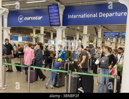 Départs Eurostar, gare de St Pancras, Londres Royaume-Uni ; foule de personnes faisant la queue pour entrer dans le salon des départs pour les départs internationaux. Banque D'Images