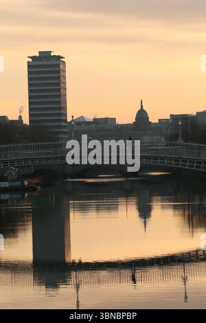 Dublin, Irlande - 8 avril 2025 - la rivière Liffey et Liberty Hall au lever du soleil dans le centre-ville de Dublin par une journée ensoleillée Banque D'Images