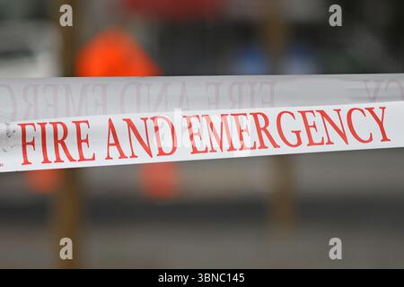 Ruban rouge et blanc d'incendie et d'urgence installé sur un passage à niveau Banque D'Images
