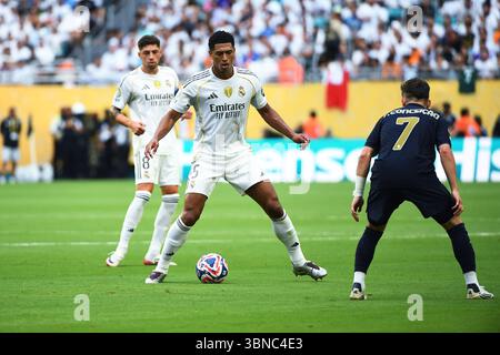 Miami, États-Unis. 01 juillet 2025. Le milieu de terrain du Real Madrid CF Jude Bellingham (5) cherche à dribbler devant l'attaquant de la Juventus Francisco Conceicao (7) lors de la Coupe du monde des clubs de la FIFA le 1er juillet 2025 à Miami, Floride. (Photo de JC Ruiz/Sipa USA) crédit : Sipa USA/Alamy Live News Banque D'Images