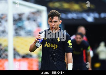 Miami, États-Unis. 01 juillet 2025. L'attaquant de la Juventus Francisco Conceicao (7 ans) jette de l'eau sur son visage pour se rafraîchir lors de la Coupe du monde des clubs de la FIFA le 1er juillet 2025 à Miami, en Floride. (Photo de JC Ruiz/Sipa USA) crédit : Sipa USA/Alamy Live News Banque D'Images