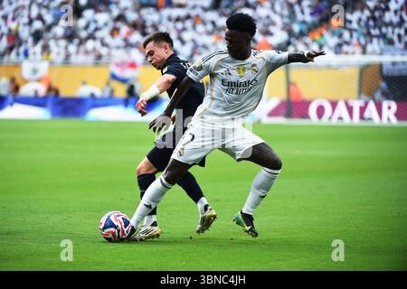 Miami, États-Unis. 01 juillet 2025. Vinicius Junior (7) et Francisco Conceicao (7), attaquant de la Juventus CF du Real Madrid, se battent pour le ballon lors de la Coupe du monde des clubs de la FIFA, le 1er juillet 2025 à Miami, en Floride. (Photo de JC Ruiz/Sipa USA) crédit : Sipa USA/Alamy Live News Banque D'Images