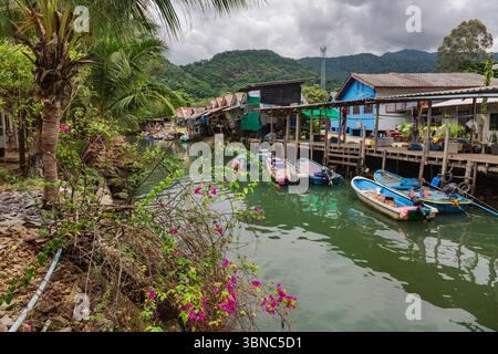 Bateaux thaïlandais traditionnels dans une rivière qui se jette dans la mer à Kai Bae Beach sur l'île de Koh Chang, Thaïlande Banque D'Images
