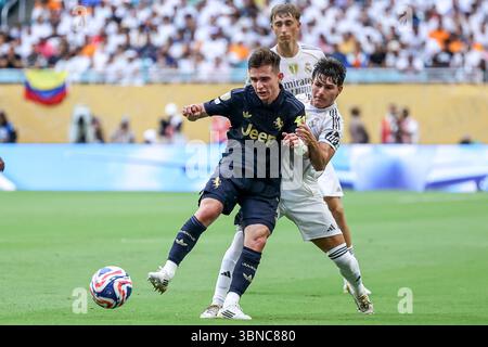 Orlando, États-Unis. 01 juillet 2025. Orlando, États-Unis d'Amérique, 1er juillet 2025 : Francisco Conceicao 7 Juventus est défié par Fran Garcia 20 Real Madrid CF lors de la manche de la Coupe du monde des clubs de la FIFA 16, match entre le Real Madrid CF vs Juventus FC au Hard Rock Stadium le 1er juillet 2025 (João Bravo /SPP) crédit : SPP Sport Press photo. /Alamy Live News Banque D'Images