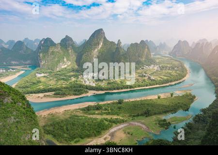 Lever du soleil sur la rivière Li. Yangshuo. La province de Guangxi. La Chine. Banque D'Images