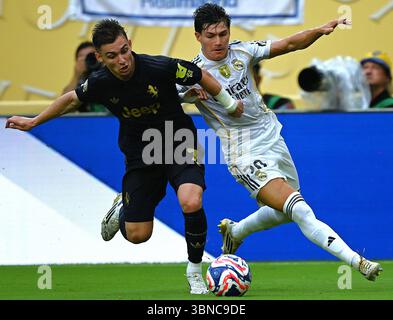 Miami, États-Unis. 1er juillet 2025. Gonzalo Garcia (R) du Real Madrid affronte Francisco Conceicao de la Juventus lors de la manche du 16e match entre le Real Madrid espagnol et le Juventus FC italien lors de la Coupe du monde des clubs de la FIFA 2025 au Hard Rock Stadium, Miami, Floride, États-Unis, le 1er juillet 2025. crédit : Wu Xiaoling/Xinhua/Alamy Live News Banque D'Images