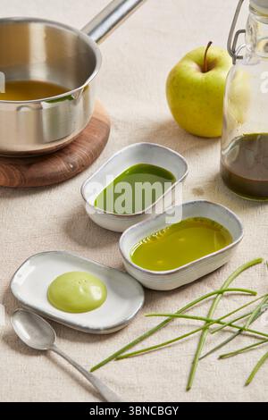 Simple huile végétalienne faite avec des herbes fraîches et de l'huile à base de plantes - un aliment de base pour assaisonner, tremper ou ajouter de la saveur aux salades et aux plats. Banque D'Images