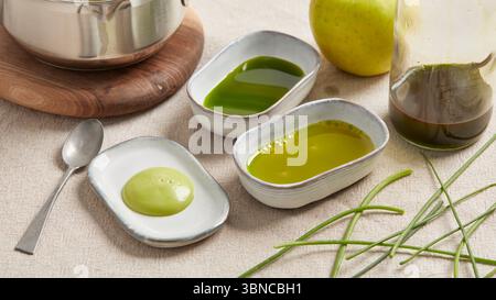 Simple huile végétalienne faite avec des herbes fraîches et de l'huile à base de plantes - un aliment de base pour assaisonner, tremper ou ajouter de la saveur aux salades et aux plats. Banque D'Images