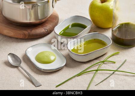 Simple huile végétalienne faite avec des herbes fraîches et de l'huile à base de plantes - un aliment de base pour assaisonner, tremper ou ajouter de la saveur aux salades et aux plats. Banque D'Images