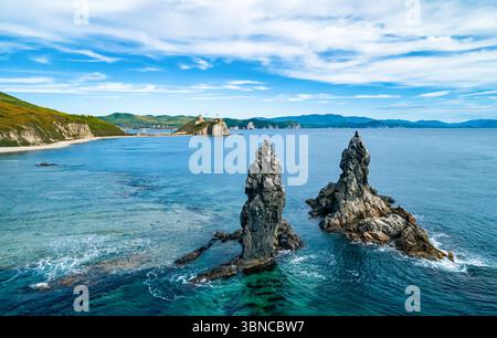 Superbe paysage côtier au lever du soleil avec des formations rocheuses distinctes et des eaux océaniques claires Banque D'Images